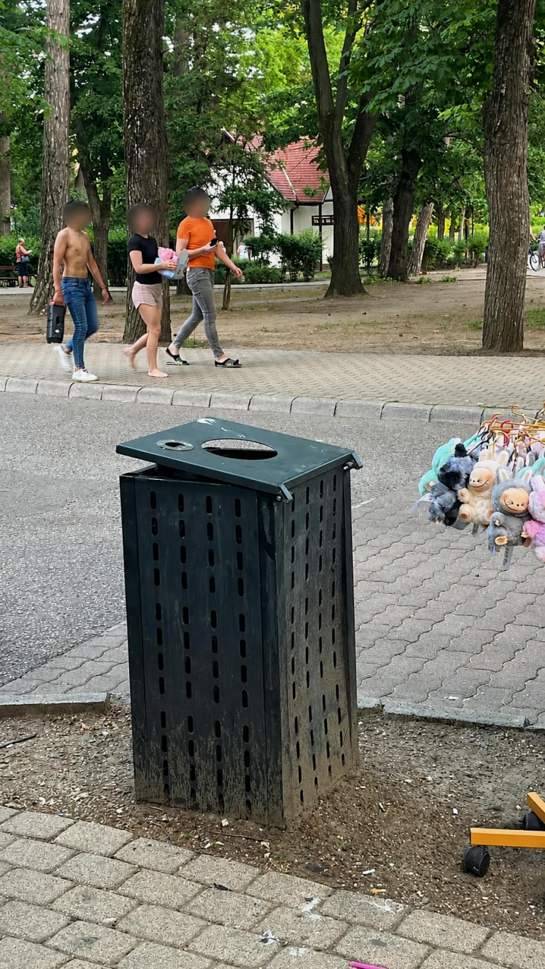 „Vigyázzatok, elindultak lopni” – árusokat figyelmeztetnek a Petőfi sétányon